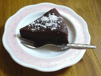 少し前から作ってみたかったチョコレートケーキを焼いた。