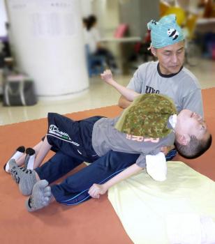 ファイル名: 20140611-01.jpg
ファイルサイズ: 64.7KB
→クリックで元のサイズを表示 PTでは、身体のいろんな所を伸ばしたり広げてもらっていた。イヤな顔をしなかったのは気持ち良かったのかなぁ。
