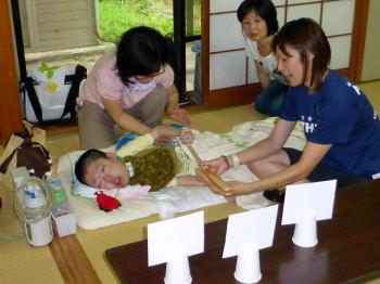 創太も先生に手伝って貰って、的当てに成功！