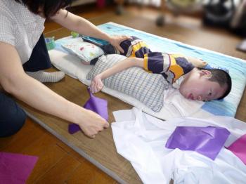 ファイル名: 20140613-01.jpg
ファイルサイズ: 68.7KB
→クリックで元のサイズを表示 「おはな紙をビリビリする」続きを頑張った。