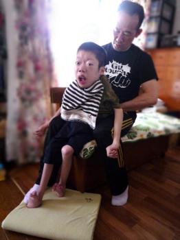 ファイル名: 20140701-01.jpg
ファイルサイズ: 53.8KB
→クリックで元のサイズを表示 訪問授業:身体を緩めてもらって・・・