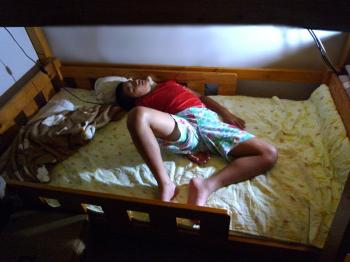 ファイル名: 20140705-02.jpg
ファイルサイズ: 65.8KB
→クリックで元のサイズを表示 それにしても健太は窮屈な寝相が好きみたい(爆笑)