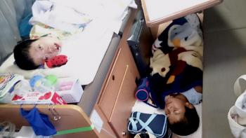 ファイル名: 20140717-06.jpg
ファイルサイズ: 52.6KB
→クリックで元のサイズを表示 姉ちゃんと一緒に座ると狭いとか何とか言って、結局椅子の下で寝ていた。