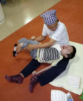 ファイル名: 20140723-01.jpg
ファイルサイズ: 72.6KB
→クリックで元のサイズを表示 PT室へ入ると良い緊張感があって創太もキリっとした表情に見える。