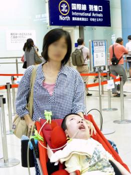 ファイル名: 20140811-01.jpg
ファイルサイズ: 95.7KB
→クリックで元のサイズを表示 国際線の到着口でしばらく待った。