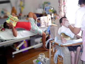 ファイル名: 20140821-01.jpg
ファイルサイズ: 73.4KB
→クリックで元のサイズを表示 創太のケア中、健太は創太のベッドの上で渋々「宮沢賢治」の本を読んでいた。(態度が悪いな!)
