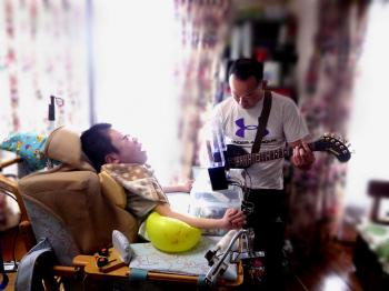 ファイル名: 20140902-01.jpg
ファイルサイズ: 64.2KB
→クリックで元のサイズを表示 先生のギターに合わせてリズム打ちした