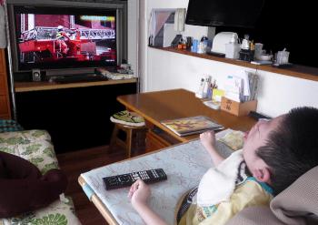 ファイル名: 20140905-01.jpg
ファイルサイズ: 80KB
→クリックで元のサイズを表示 DVDの映像を観ながら、はしご車などの説明を聞いた。「今日は、ここでおしまい。続きは次の授業でね!」と言われても、創太は未だまだ観たそうな表情だった。