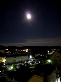 ファイル名: 20140908-02.jpg
ファイルサイズ: 49.1KB
→クリックで元のサイズを表示 ベランダからお月さんを見たら、もう目映いばかりに輝いていた。(長時間露光にて撮影)