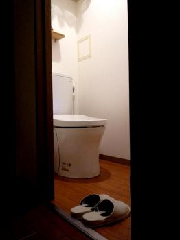 ファイル名: 20140913-01.jpg
ファイルサイズ: 34.1KB
→クリックで元のサイズを表示 トイレの床とクロスの張り替えに業者さんが来てくれて、お昼前にキレイに仕上げてくれた。