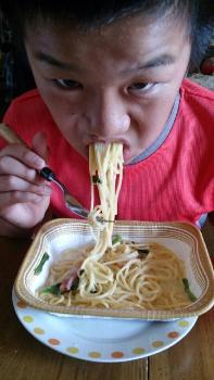 健太と父ちゃんの昼食は、インスタントのパスタ。熱くて、美味しくて、変な顔