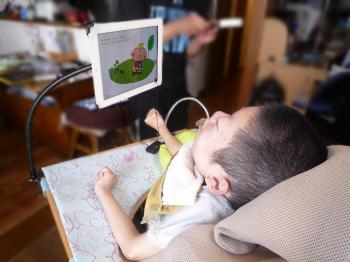 ファイル名: 20141007-01.jpg
ファイルサイズ: 74.7KB
→クリックで元のサイズを表示 座位の姿勢でスイッチ操作を楽しんだ