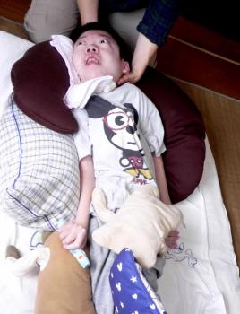 ファイル名: 1415544952_20141107-02.jpg
ファイルサイズ: 70.3KB
→クリックで元のサイズを表示 創太の身体を緩めてもらった