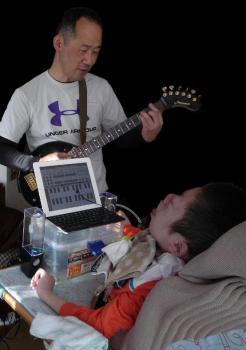 ファイル名: 20141202-02.jpg
ファイルサイズ: 61KB
→クリックで元のサイズを表示 音楽を聴いたり、歌ったり、アプリで遊んだり。