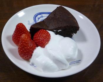 チョコケーキも甘さ控えめにしたので生クリーム（甘さ控えめ）と食べるとバッチリ。