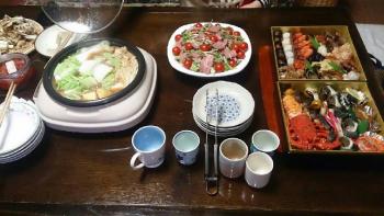 ファイル名: 20150101-01.jpg
ファイルサイズ: 74KB
→クリックで元のサイズを表示 美味しいお鍋とおせちを頂いて、みんな満腹になった。