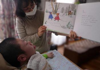 ファイル名: 20150108-03.jpg
ファイルサイズ: 61KB
→クリックで元のサイズを表示 ページをめくる度、絵を追っている様子が母ちゃんにも分かったよ。