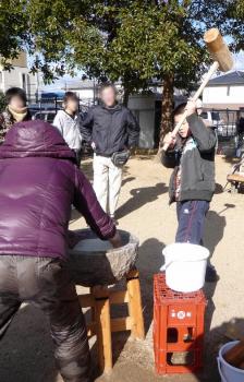 ファイル名: 20150112-01.jpg
ファイルサイズ: 117.1KB
→クリックで元のサイズを表示 ペッタン!ペッタン!と力強い音がしてた。