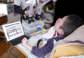 ファイル名: 20150115-06.jpg
ファイルサイズ: 74.6KB
→クリックで元のサイズを表示 先生のギターに合わせて、創太がレバースイッチを押してキーボードの音を鳴らす。