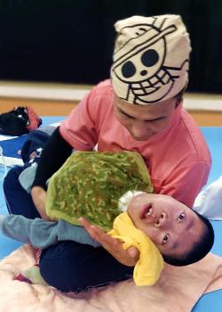 ファイル名: 20150119-01.jpg
ファイルサイズ: 69KB
→クリックで元のサイズを表示 保育室に着くと、創太はPTを頑張っていた。