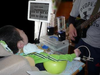 ファイル名: 20150122-02.jpg
ファイルサイズ: 78.3KB
→クリックで元のサイズを表示 先生のギターを聴いて、創太はiPadを使ってシンセサイザーの音をスイッチで押す。