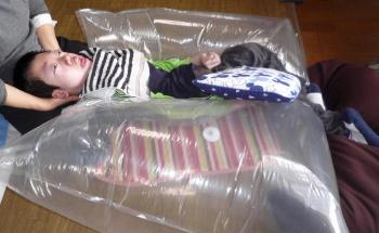 ファイル名: 20150206-01.jpg
ファイルサイズ: 64.6KB
→クリックで元のサイズを表示 先生に身体を支えて貰って、ユラユラ揺れるのを楽しんだ。