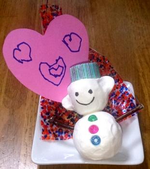 先生や看護士さんとバレンタインのお菓子を一緒に作った