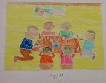 ファイル名: 20150305-01.jpg
ファイルサイズ: 54.9KB
→クリックで元のサイズを表示 みんなが机を囲んで座ってる横には、創太が横になっている。
