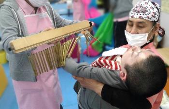 ファイル名: 20150309-01.jpg
ファイルサイズ: 67.6KB
→クリックで元のサイズを表示 通園の「お帰りの時間」には、何時も綺麗な音を鳴らして