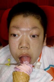 ファイル名: 20150405-02.jpg
ファイルサイズ: 58.6KB
→クリックで元のサイズを表示 唇にアイスを近づけると、舌でペロペロ。
