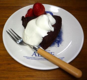 ファイル名: 20150415-01.jpg
ファイルサイズ: 84.2KB
→クリックで元のサイズを表示 チョコケーキでお祝い