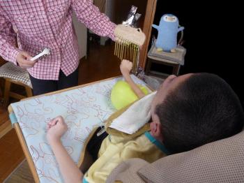 ファイル名: 1434466866_20150616-01.jpg
ファイルサイズ: 89.5KB
→クリックで元のサイズを表示 座位保持椅子に座ってツリーチャイムを鳴らした。