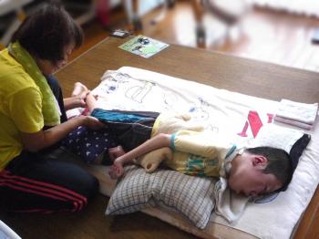 ファイル名: 20150618-01.jpg
ファイルサイズ: 75KB
→クリックで元のサイズを表示 取りあえずいつもの様に身体を緩めて貰ってたけど、眠気は深まるばかり。