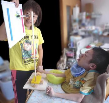 ファイル名: 20150618-02.jpg
ファイルサイズ: 77.4KB
→クリックで元のサイズを表示 座位保持椅子に座って数分後、だんだんやる気のある目になってきた。