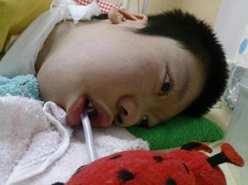 ファイル名: 20150727-03.jpg
ファイルサイズ: 68.1KB
→クリックで元のサイズを表示 創太は自発がほとんどなく呼吸器に任せていた。