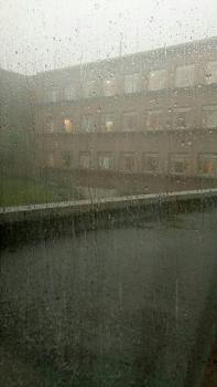 病院周辺は凄い雷と豪雨