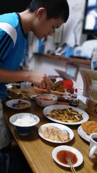 ファイル名: 20150824-01.jpg
ファイルサイズ: 54.8KB
→クリックで元のサイズを表示 夕食(自分から、色々と手伝ってくれる様になってきた)