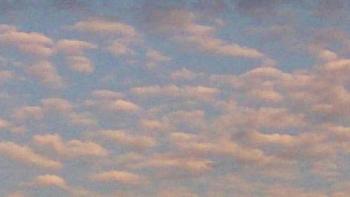 ファイル名: 20150912-01.jpg
ファイルサイズ: 32.6KB
→クリックで元のサイズを表示 夕焼けの空に鱗雲、ちょっと不思議な感じがした。