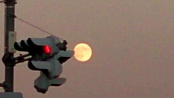 ファイル名: 20150927-02.jpg
ファイルサイズ: 23.1KB
→クリックで元のサイズを表示 スーパームーン (Supermoon) とは、満月または新月と、楕円軌道における月の地球への最接近が重なることにより、地球から見た月の円盤が最大に見えることである。(写真は27日に撮影)