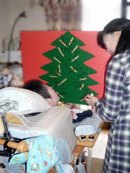 ファイル名: 20151124-01.jpg
ファイルサイズ: 94.9KB
→クリックで元のサイズを表示 先生が作ってきて下さったクリスマスツリー