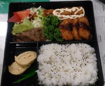 恒例：親睦会から仕事納めのお弁当、今年はトンカツスペシャル