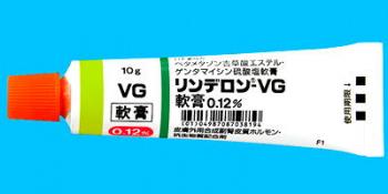 気切部分にはリンデロン-VG軟膏を塗っている