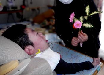 ガーベラの花のコサージュを作るので、先生が生花を持ってきて下さった