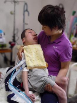 ファイル名: 20160620-01.jpg
ファイルサイズ: 55.7KB
→クリックで元のサイズを表示 身体を起こして貰ったり座位の姿勢になると、表情も良いし呼吸も深~く出来る。