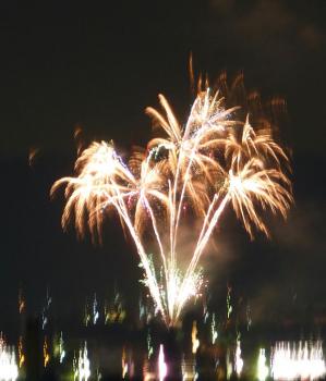 ファイル名: 20160806-02.jpg
ファイルサイズ: 71.4KB
→クリックで元のサイズを表示 マンションのベランダから花火が見えた