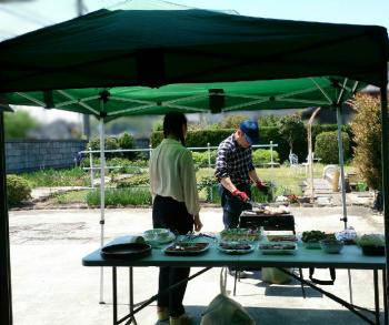 庭でBBQの準備