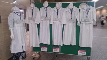 大学病院のロビーに昔からのの白衣が展示してあった。