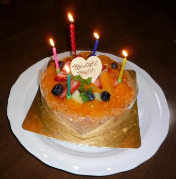 ファイル名: 20171105-01.jpg
ファイルサイズ: 78.8KB
→クリックで元のサイズを表示 ケーキは、定番になってるフルーツタルト。
